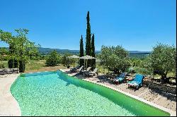 Luberon - Exquisite property with heated pool