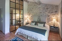 Luberon - Exquisite property with heated pool