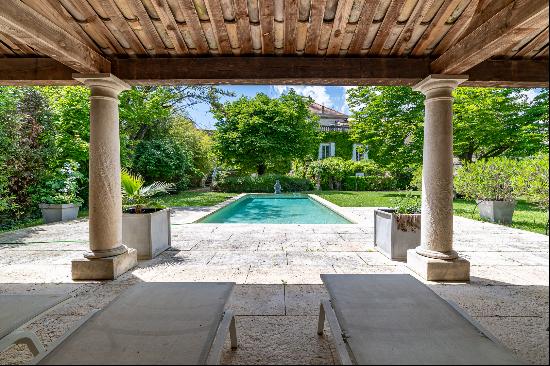  Uzes - an immense privilege of owning  an elegant mansion 