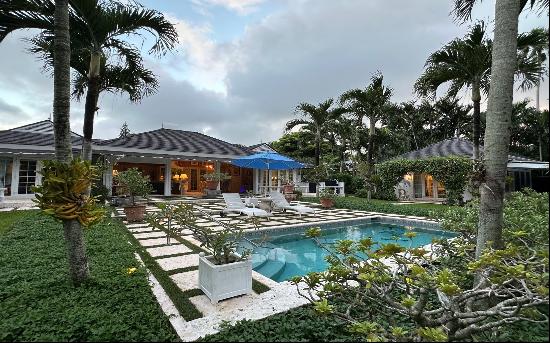 Charming Lyford Cay Golf Course Residence