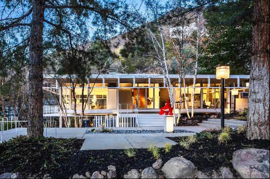 A John Sugden Modern Home in the Cove