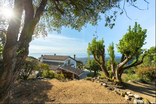 Country house with 3 independent houses. Incredible sea and mountain views.