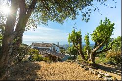 Country house with 3 independent houses. Incredible sea and mountain views.