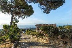 Country house with 3 independent houses. Incredible sea and mountain views.