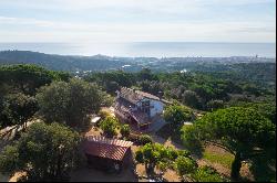 Country house with 3 independent houses. Incredible sea and mountain views.