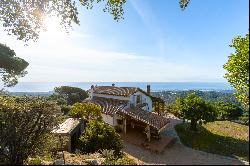 Country house with 3 independent houses. Incredible sea and mountain views.