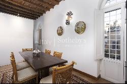 Exclusive apartment a stone's throw from Trevi Fountain