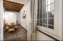 Exclusive apartment a stone's throw from Trevi Fountain