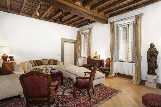 Exclusive apartment a stone's throw from Trevi Fountain