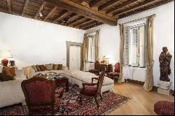 Exclusive apartment a stone's throw from Trevi Fountain