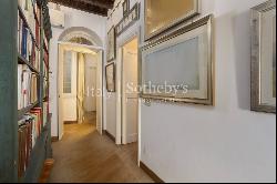 Exclusive apartment a stone's throw from Trevi Fountain