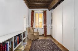 Exclusive apartment a stone's throw from Trevi Fountain