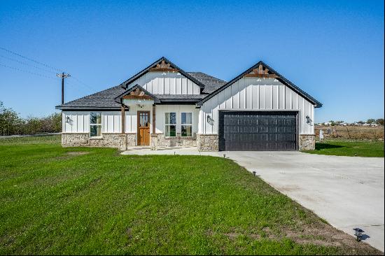 New Construction Home in Valley View-- Modern Farmhouse Charm on Spacious Lot 