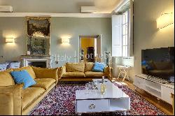 Elegant apartment in a noble palace with a view of the Lungarno