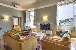 Elegant apartment in a noble palace with a view of the Lungarno