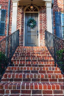 Gorgeous Townhome In The Georgian