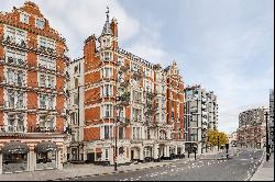 Exceptional two-bedroom apartment with Hyde Park views for sale