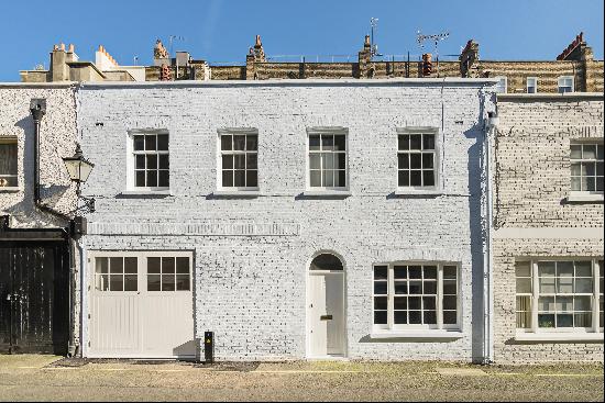 A recently refurbished 3 bedroom mews house to rent in Marylebone