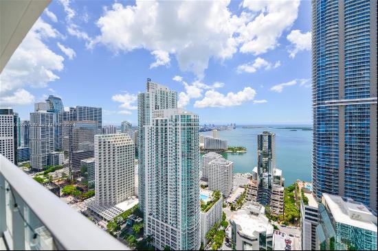 Spectacular unit at the iconic 1010 Brickell Condo. Great floor plan with 1,283 sqft, 2 be