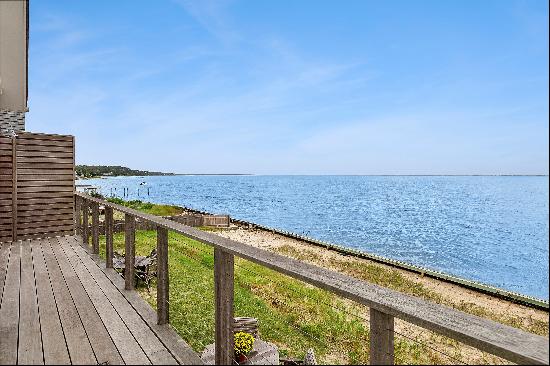 Want Hamptons living, sunshine and PRIVATE BEACH access This seasonal duplex rental with 