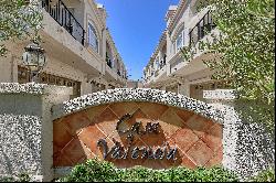 Three-story 3br/3ba condo in Casa Valencia, centrally located near restaurants!