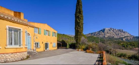 Provencal country house with exceptional views