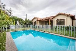 Chilean-style house in Los Maderos condominium