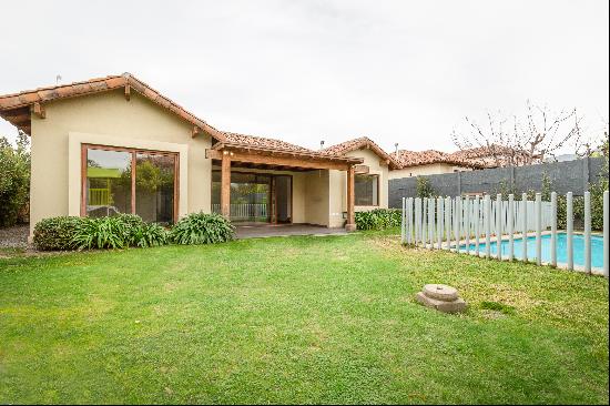 Chilean-style house in Los Maderos condominium