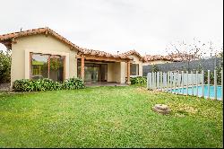 Chilean-style house in Los Maderos condominium