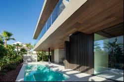 Ultra-modern beachside villa in an idyllic location on the Golde, Marbella 29602