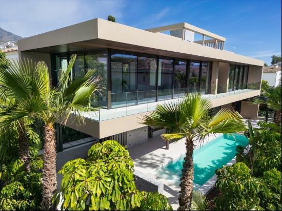 Ultra-modern beachside villa in an idyllic location on the Golde, Marbella 29602