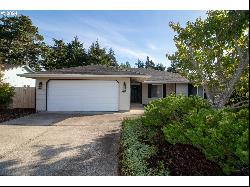 40 Park Village Dr, Florence OR 97439