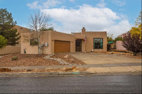 3240 Nizhoni Drive, Santa Fe NM 87507