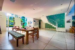 Move-in ready house in sought-after Tabatinga condominium