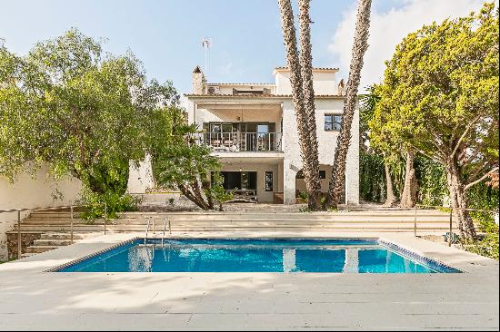 Mediterranean villa with pool in Vallpineda.