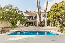 Mediterranean villa with pool in Vallpineda.