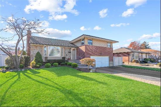 Welcome to this beautiful, bright and spacious Split in the Birchwood Section of Syosset. 