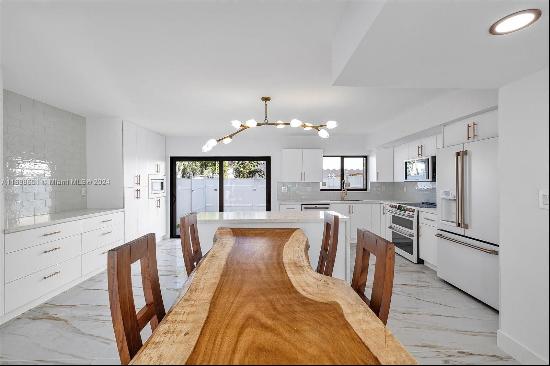 Exquisitely modern and totally renovated two story townhouse on great location.  (UNFURNIS