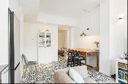 Charming modern apartment in Sitges, steps from the beach.