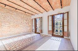 Beautiful apartment renovated with original elements in Dreta de l'Eixample