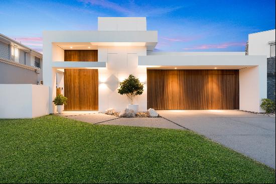 Modern Marvel Overlooking Peregian Golf Course, Where Architecture Meets Art!