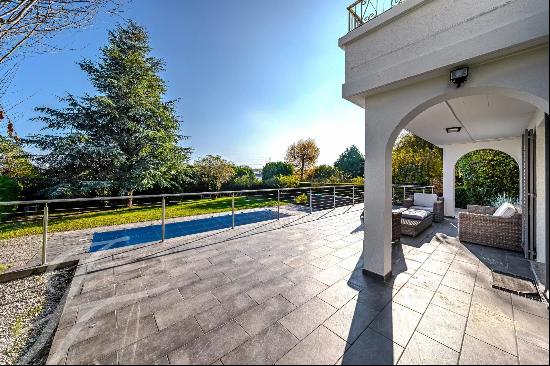 Large detached villa with swimming pool