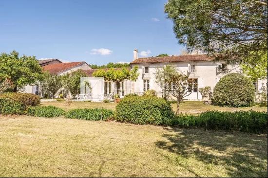 Wine estate north of the Medoc - Well maintained - Charming Girondine - Top-quality farm 