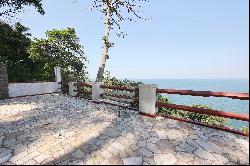 Classic house on Estrada do Joá with an everlasting ocean view