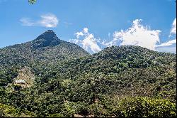 Sustainable inn with 8 chalets and self-sustaining production near Serra dos Órg