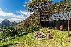 Sustainable inn with 8 chalets and self-sustaining production near Serra dos Órg