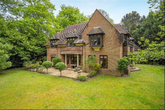 Wellington Avenue, Virginia Water, Surrey, GU25 4QR