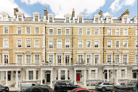 Elegant split-level apartment in the heart of South Kensington, SW7.