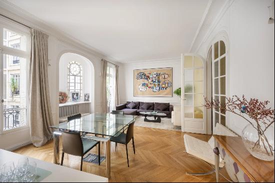 Paris 17th District – A spacious 4-bed apartment