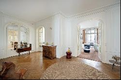 Paris 17th District - A spacious 4-bed apartment